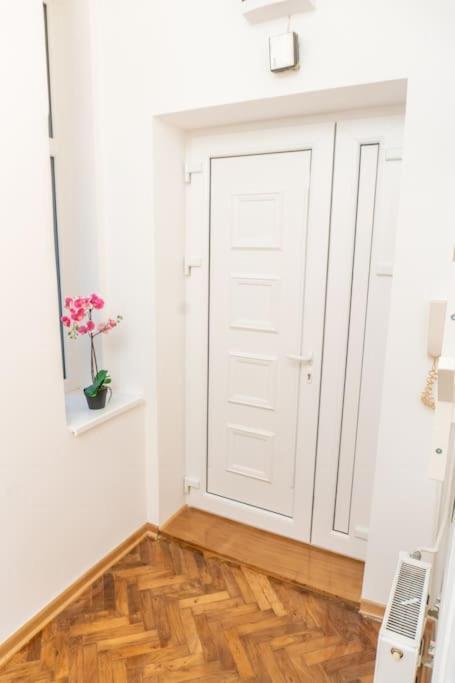 Central And Comfy 2Bdr Apartment Near Parliament Beograd Bagian luar foto